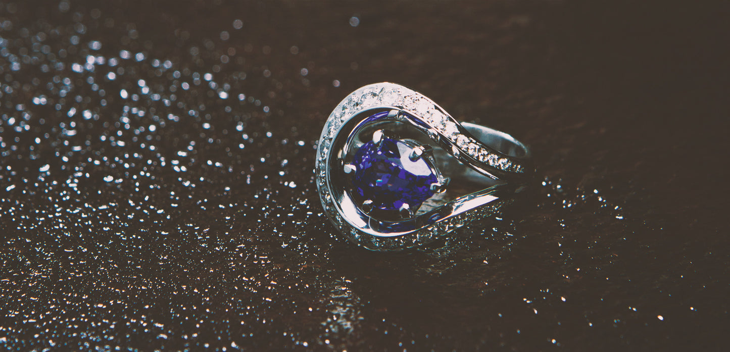 Lovedrop ring in white gold with white brilliants (0.84ct) (TWVVS) and tanzanite